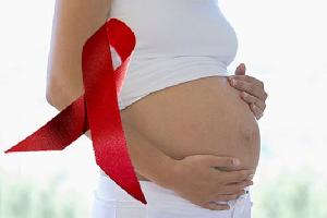 Заражение ребенка от ВИЧ-инфицированной матери возможно во время беременности, особенно на поздних сроках (после 30 недель), во время родов и пригрудном вскармливании