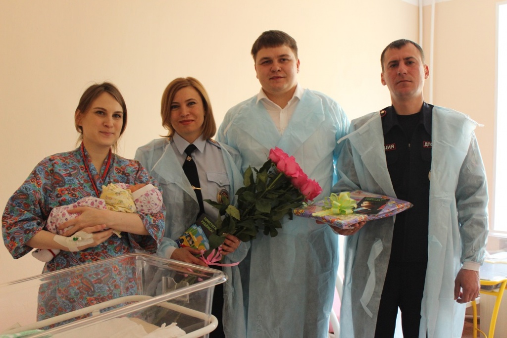 В роддоме № 3 Владивостока поздравили девочек, родившихся в праздник 8 Марта