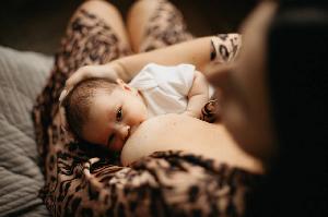 При кормлении по требованию малыш сам регулирует объём молока, который ему нужен! 