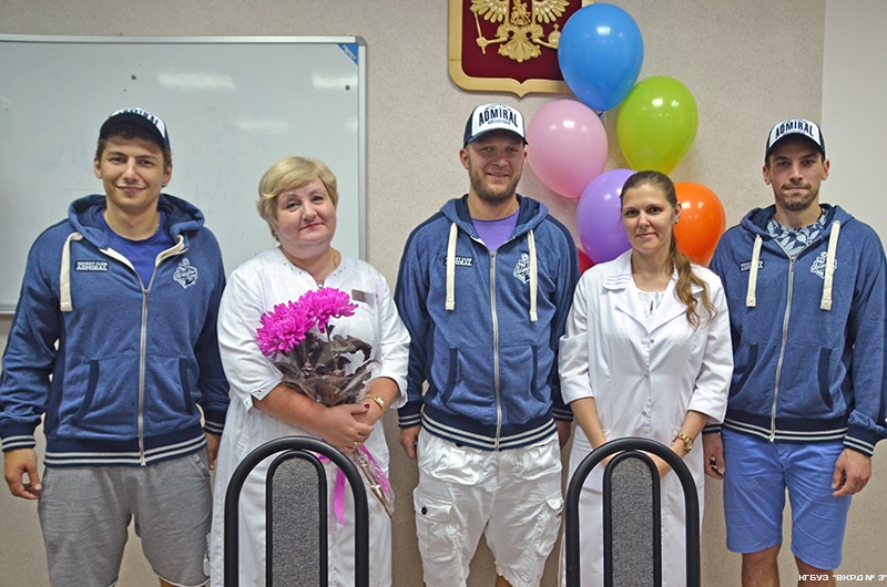 Игроки хоккейного клуба «Адмирал» встретили малышей в роддоме № 3 Владивостока (ВИДЕО)