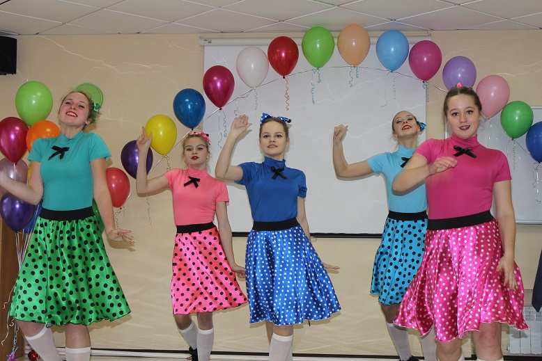 Танцы, сладости и полезные презентации к 8 Марта готовит для будущих мам роддом № 3 Владивостока