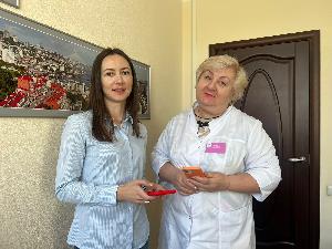 Волонтеры помогли сотрудникам роддома №3 в голосовании за благоустройство территорий города Владивостока 