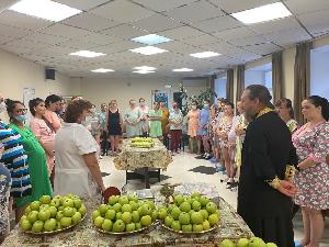 Яблочный Спас в роддоме № 3 Владивостока встретили церковными обрядами и вкусными яблоками